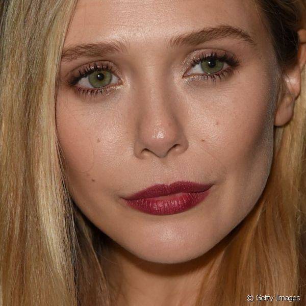 Elizabeth Olsen investe em um contorno mais sutil no rosto, apenas para real?ar os tra?os mais fortes
